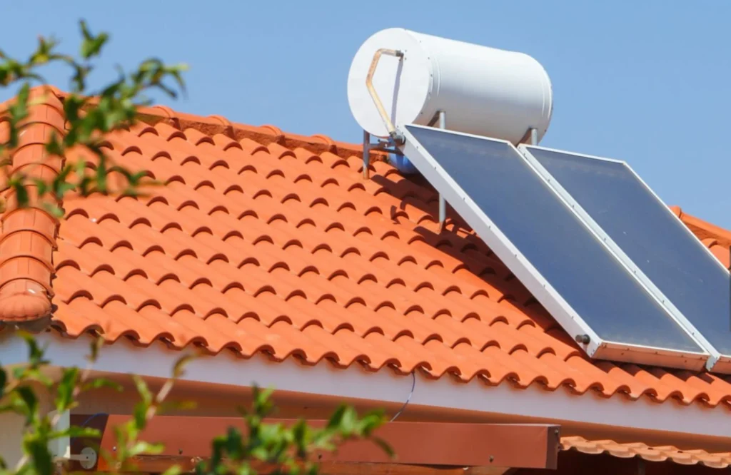 Panneaux solaires thermiques installés sur le toit d'une maison pour alimenter un chauffe-eau solaire, solution écologique et économique