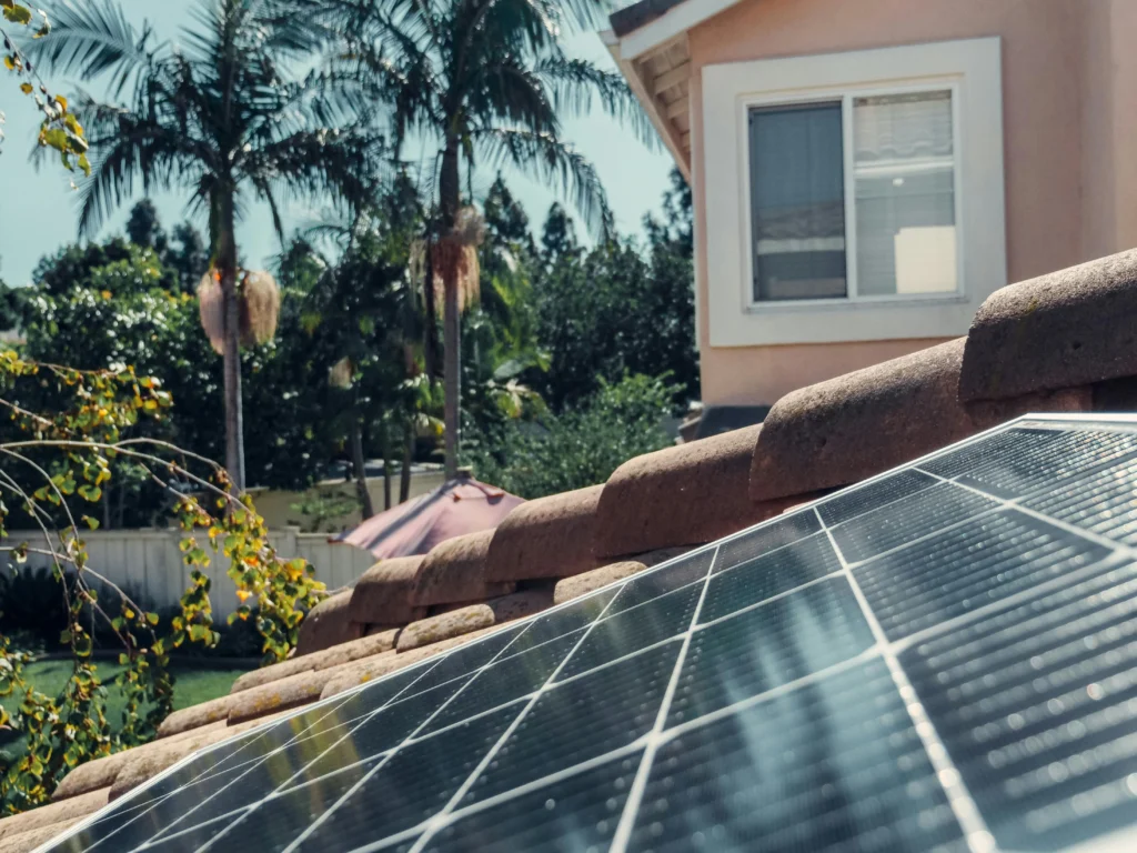 Installation de panneaux solaires sur un toit pour une production d'énergie propre