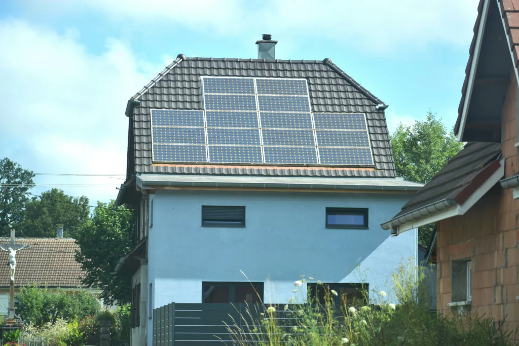 Image de panneaux solaires sur une maison moderne en autoconsommation, sous le soleil en 2025