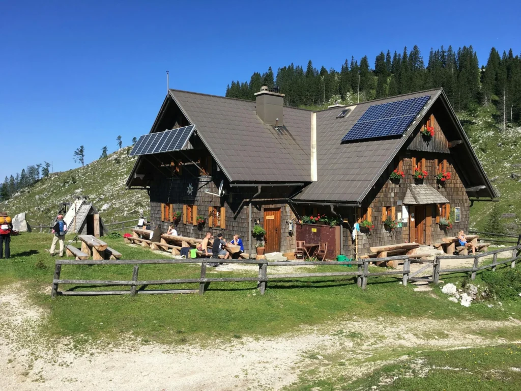 Toiture équipée de panneaux solaires photovoltaïques en 2025, illustrant les bénéfices écologiques et économiques de l’installation