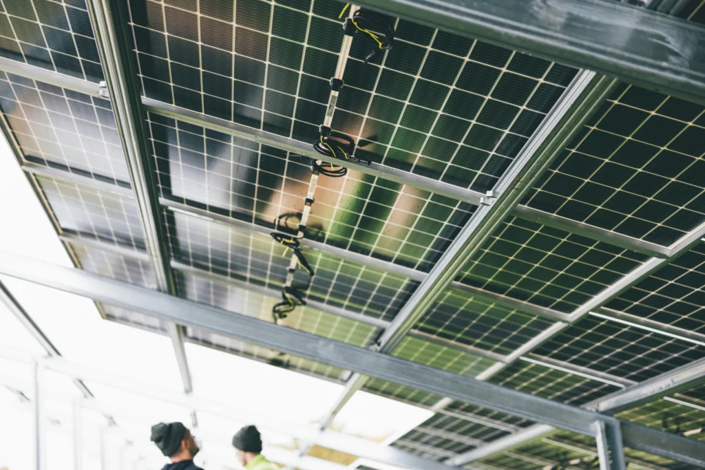 Pose de panneaux solaires sur un toit résidentiel – éviter les erreurs pour une installation réussie