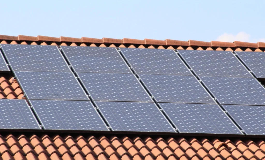 Combien rapportent 100 m² de panneaux solaires en 2026 ? Rentabilité réelle